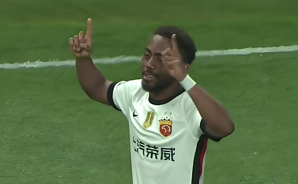 上海海港四连胜逼近中超榜首，蒯纪闻助攻双响成关键