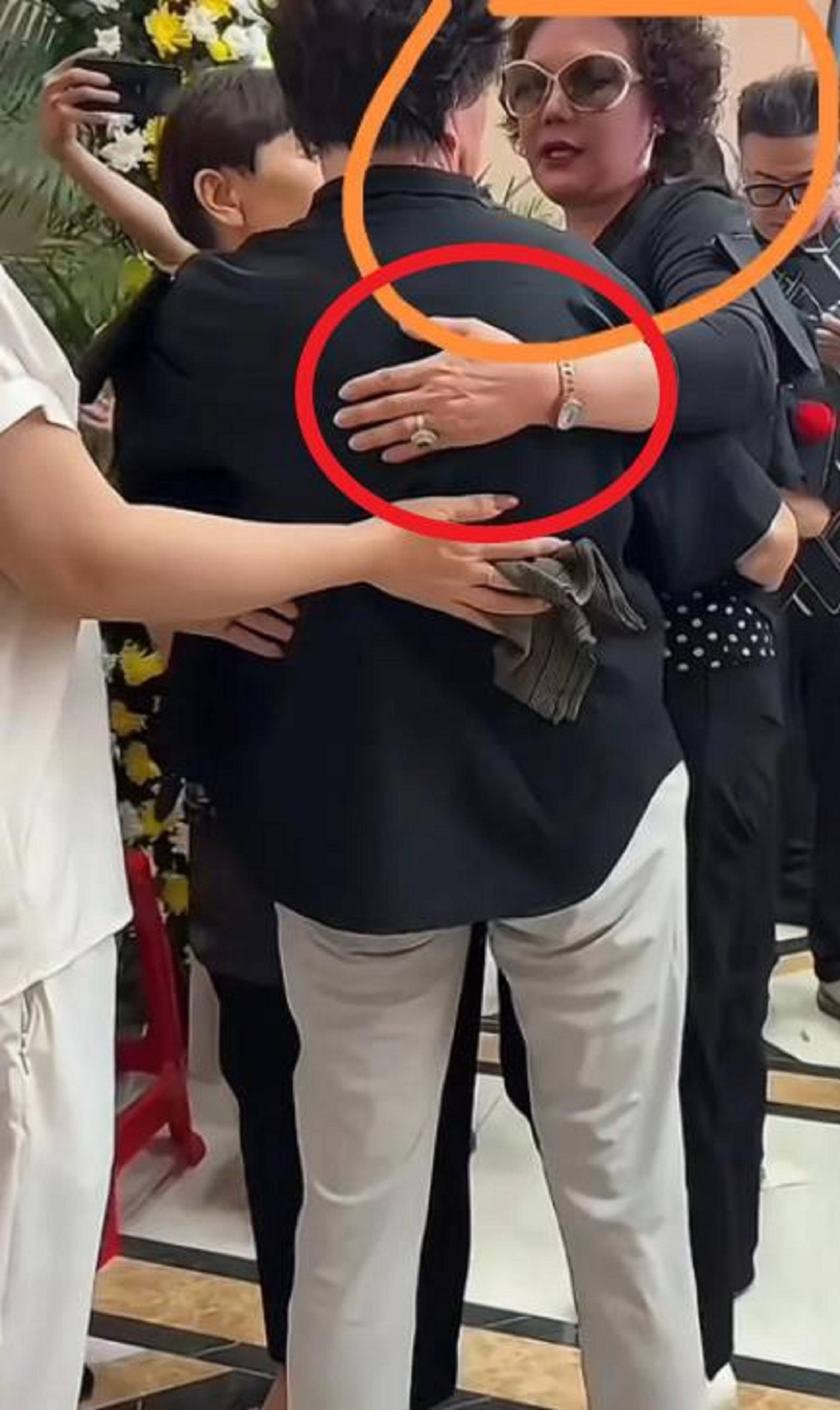 吊唁现场曝光儿媳梦真打扮贵气金表戒指抢镜