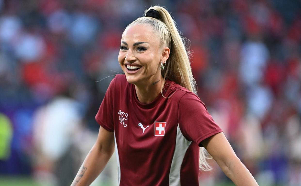 西班牙女足2-0瑞士，强势晋级女足欧洲杯四强