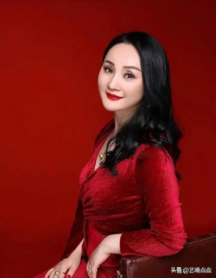 秦腔名家李梅挑战宁静,在秦腔《红河谷》中饰演丹珠,首演成功