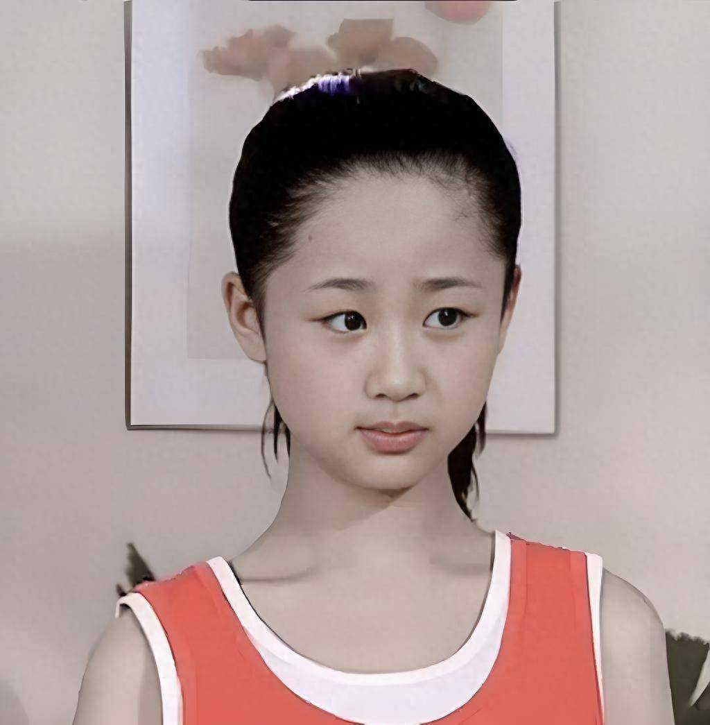 杨紫又翻车了,私下路透脸部僵硬,网友直呼撞脸蔡明