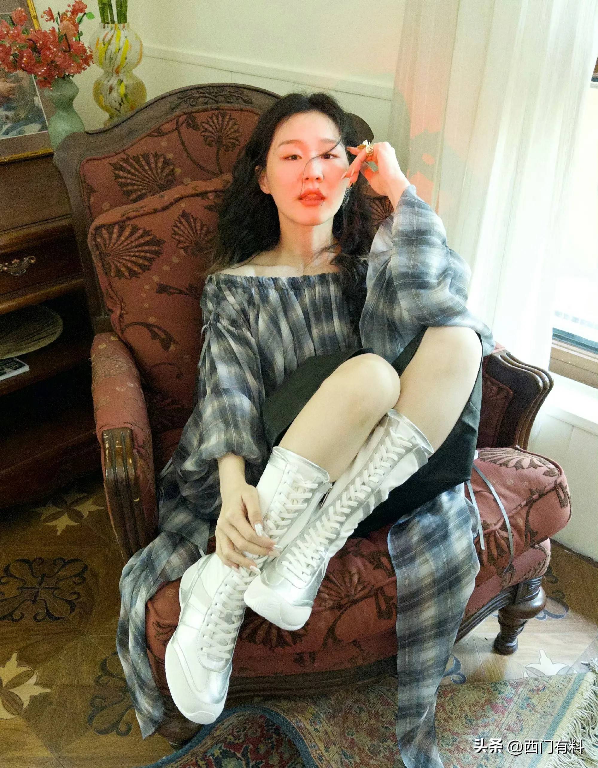 金靖近照曝光,身材纤细凹凸有致,网友惊叹:美得不可思议!