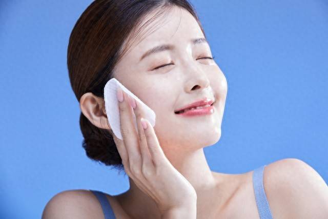 别再被冷热水交替洗脸骗了！科学洁面，选对洁面乳才是关键！
