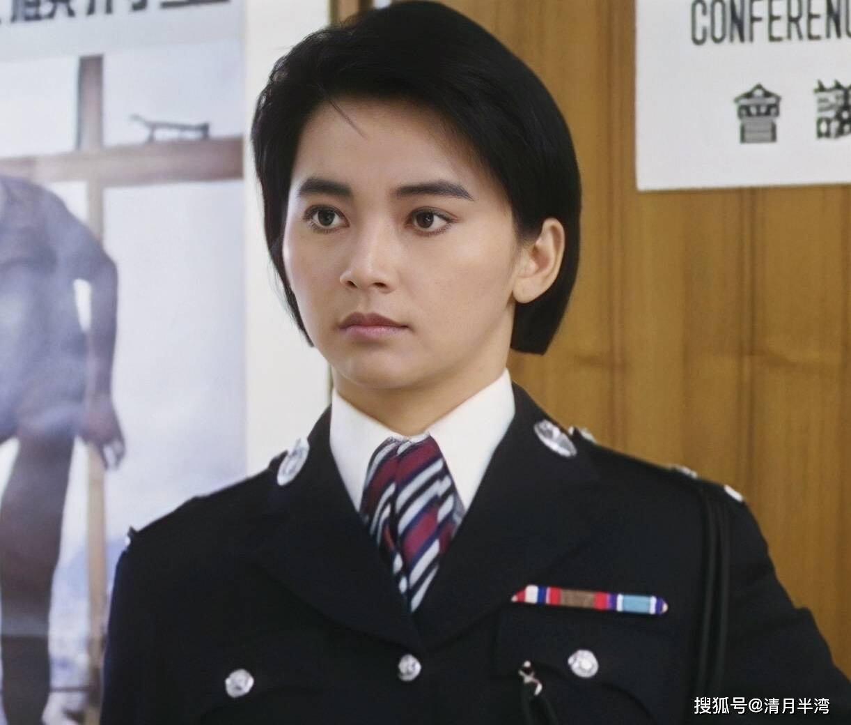 1985年因在电影《福星高照》《夏日福星》中饰演女警花一角,胡慧中也