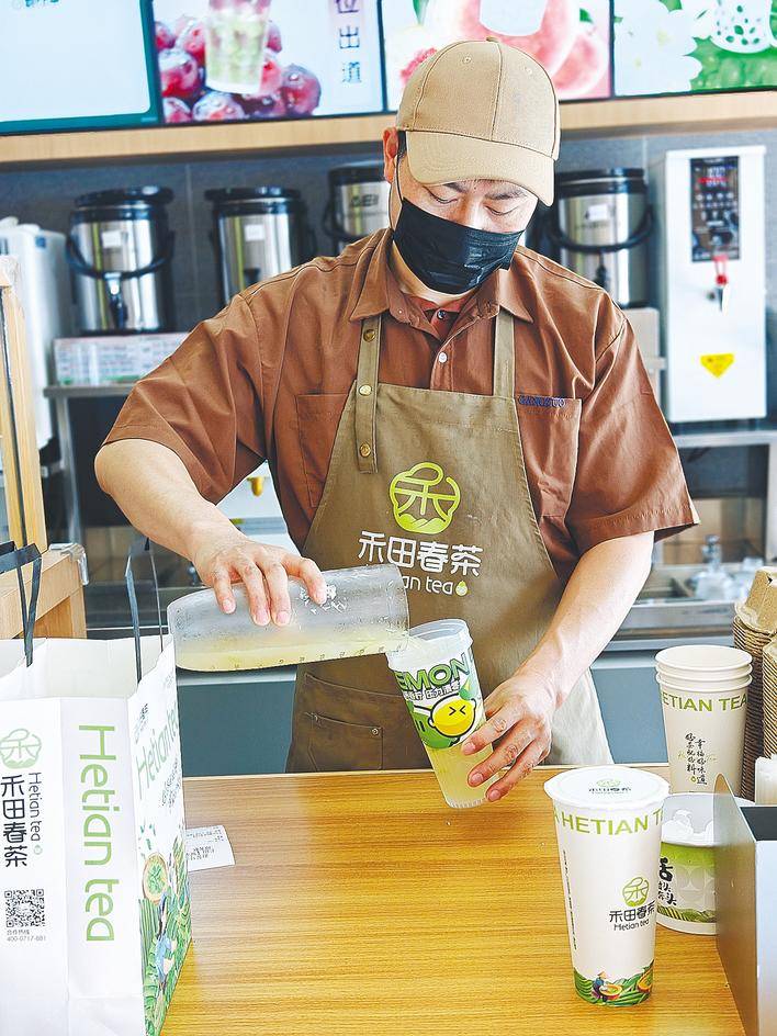 这对返回Chanang的夫妻在城镇开设了一家牛奶茶店