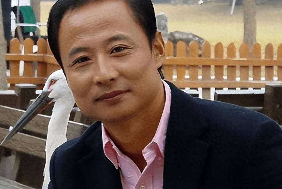 周野芒现状:69岁仍演戏,和奚美娟离婚后,与二婚妻子生活低调