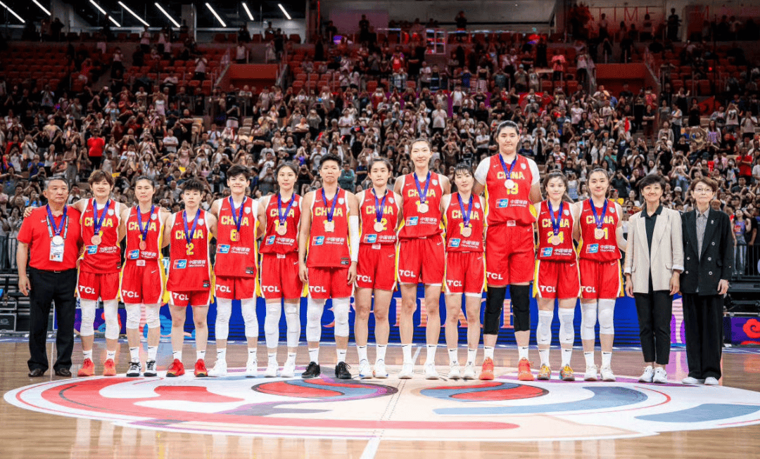中国女篮备战世界杯：新星冉珂嘉与刘禹彤助力宫鲁鸣复仇日本