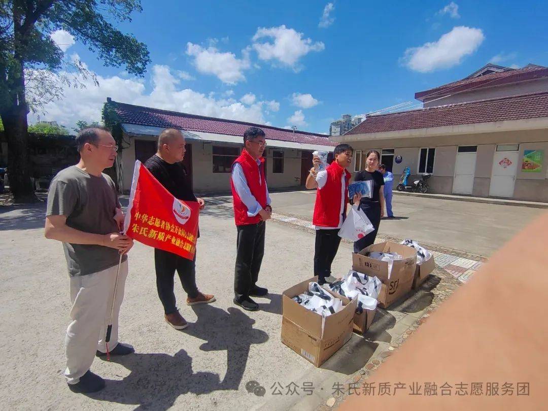夏日送清凉 温暖环卫守护者
