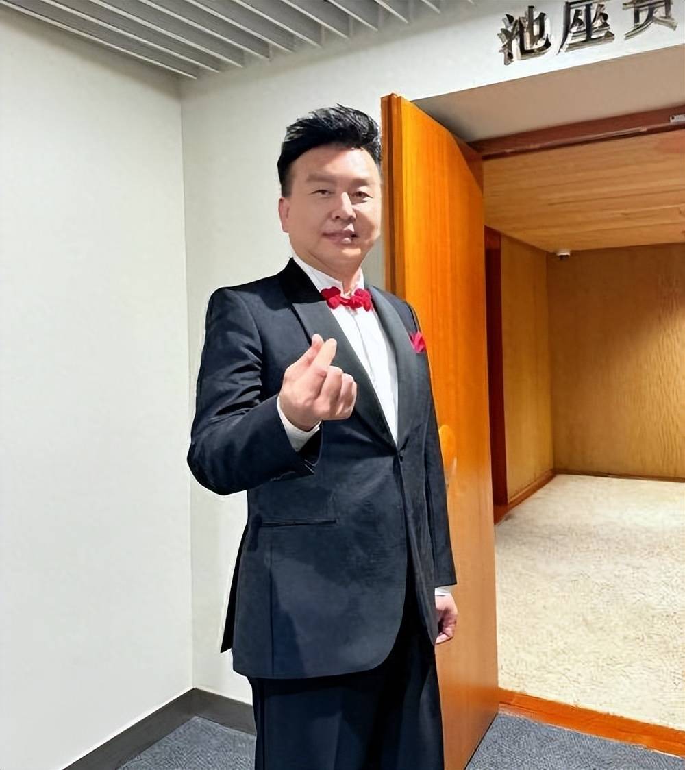 父母去世,妻子跑路,儿子失踪,央视主持人张泽群坎坷半生太孤独