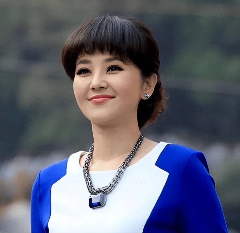 53岁主持人方琼:嫁给电视台领导,21岁儿子不仅长得像她还是学霸