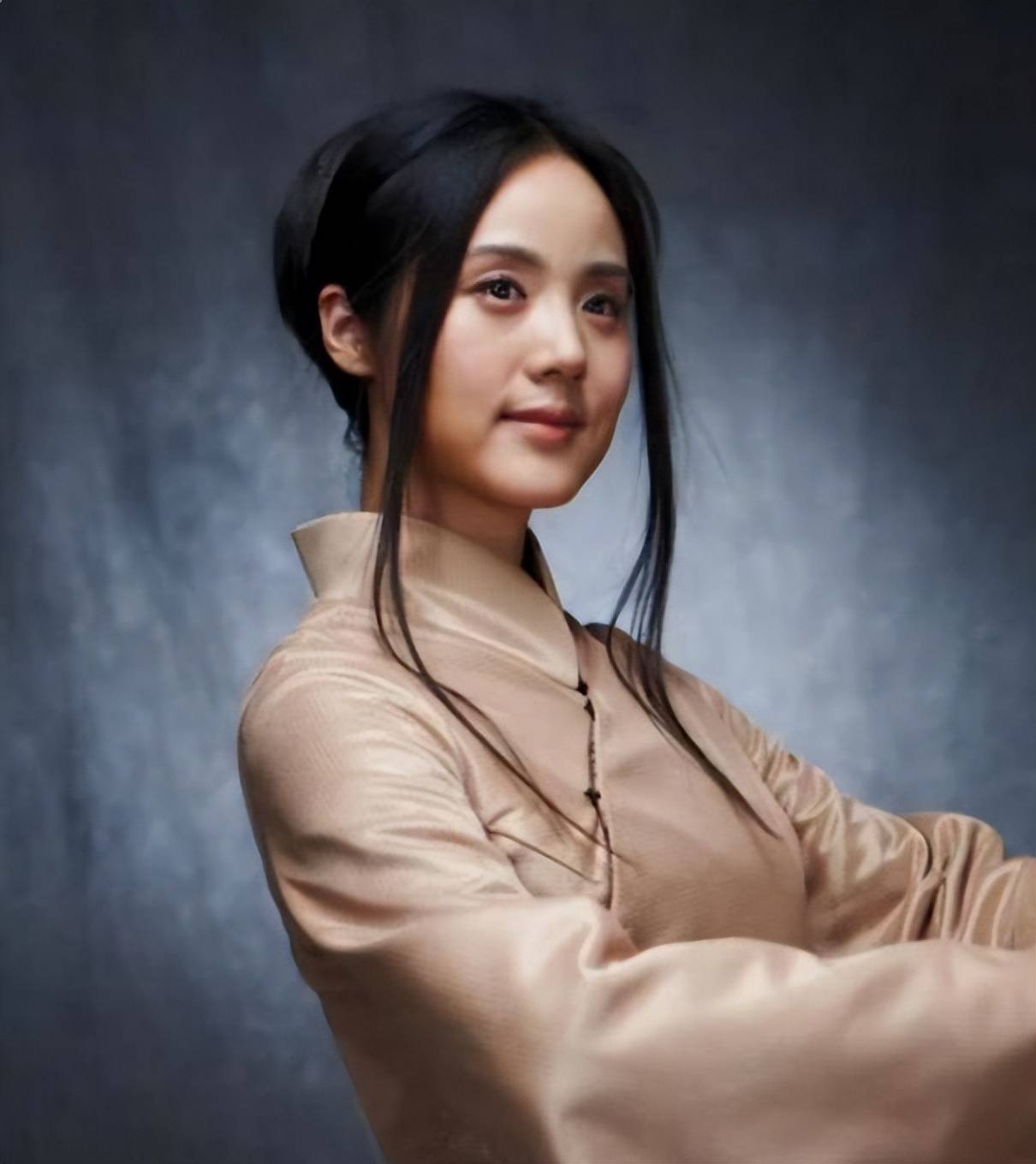 歌唱家哈辉嫁给三婚丈夫,三年生了一对儿女,如今过得怎样了