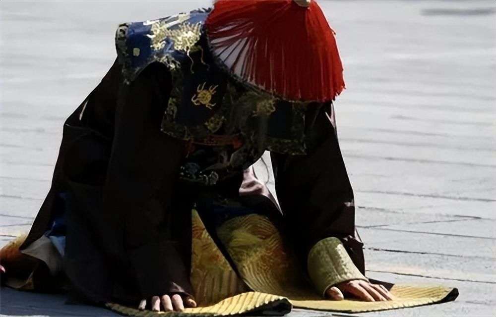 清朝的大臣下跪前,为何要拍两下袖子?这个动作大有深意