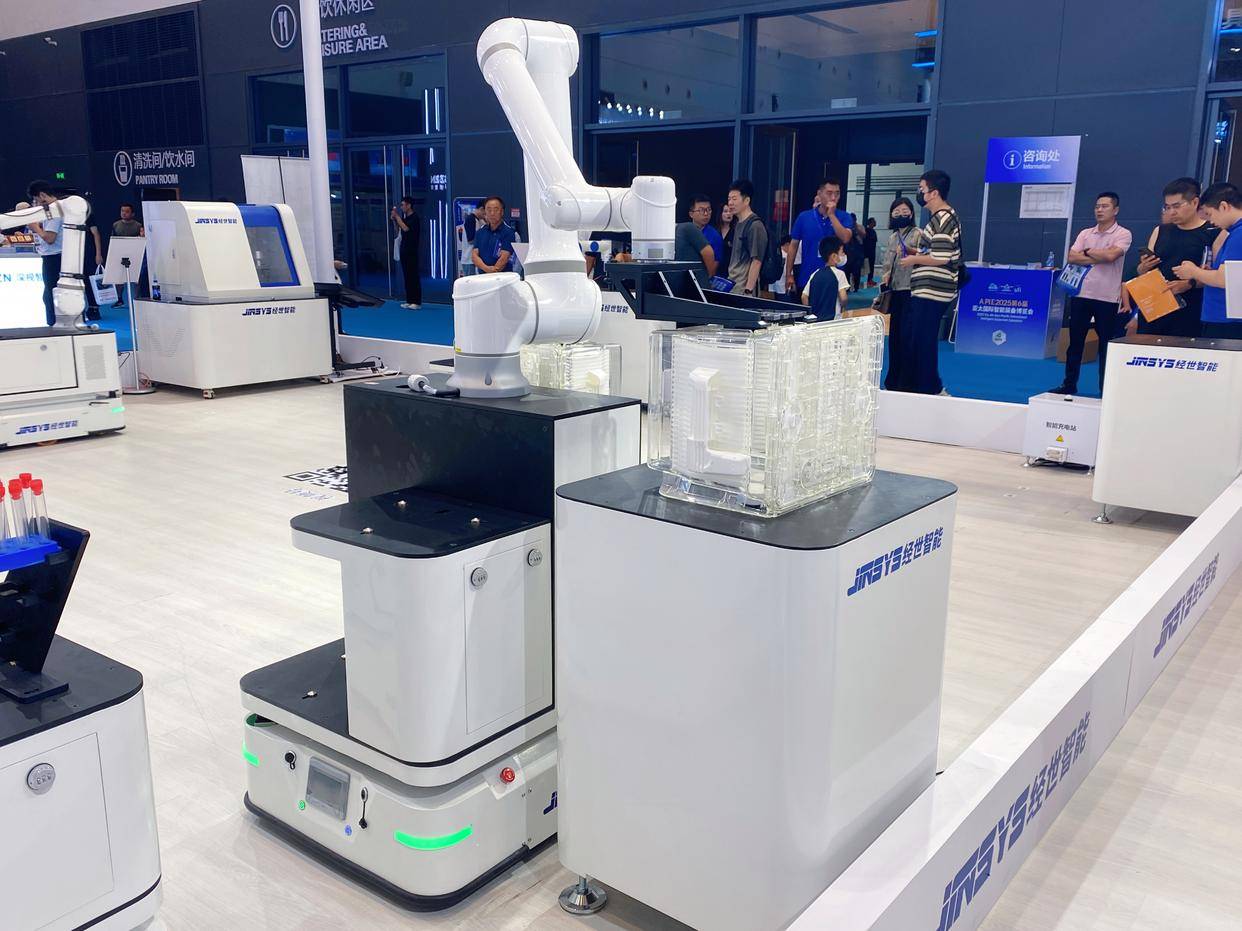 经世智能复合机器人,助力半导体行业晶圆盒转运效率提升