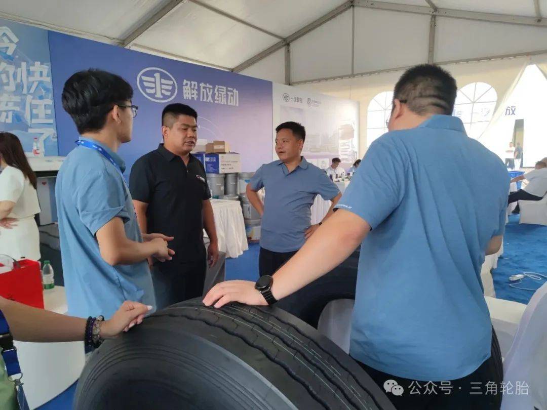 Экспозиция Triangle Tyre: решения для дальних и городских маршрутов Стенд Triangle Tyre на соревнованиях FAW Jiefang с образцами грузовых шин