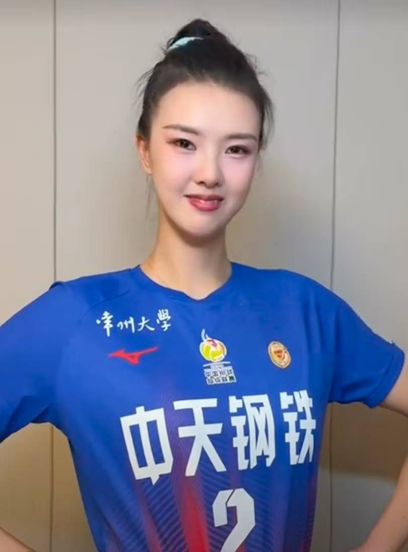怀孕无缘女排?张常宁现身,穿无痕裤遛狗,谁注意她的小腹