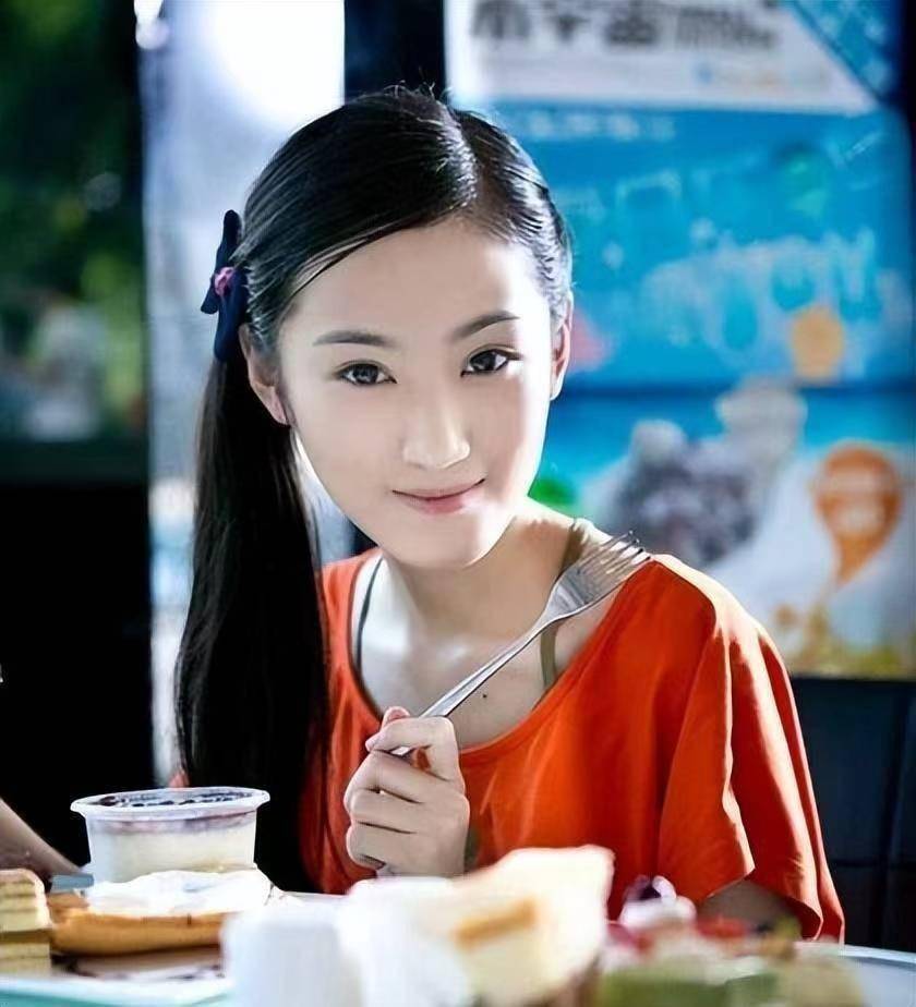 经历了整容风波的困扰,黄诗佳一度陷入低谷