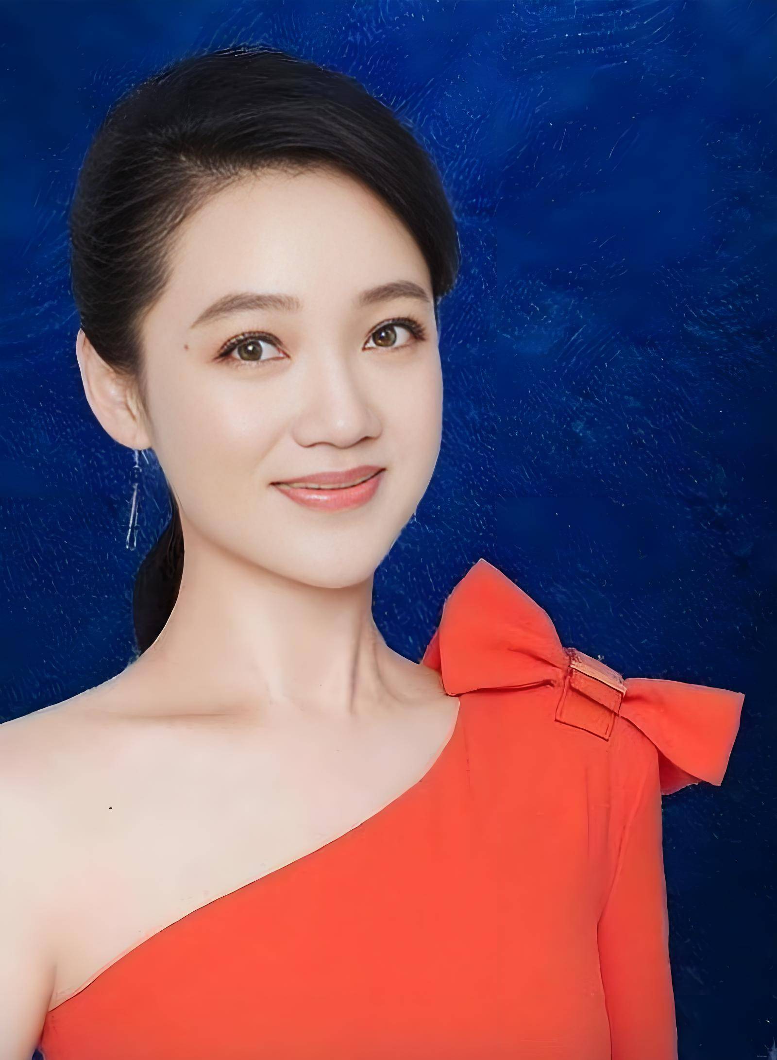 她曾是安徽卫视一姐,是郭德纲贵人,巅峰退圈,老公身份至今成谜