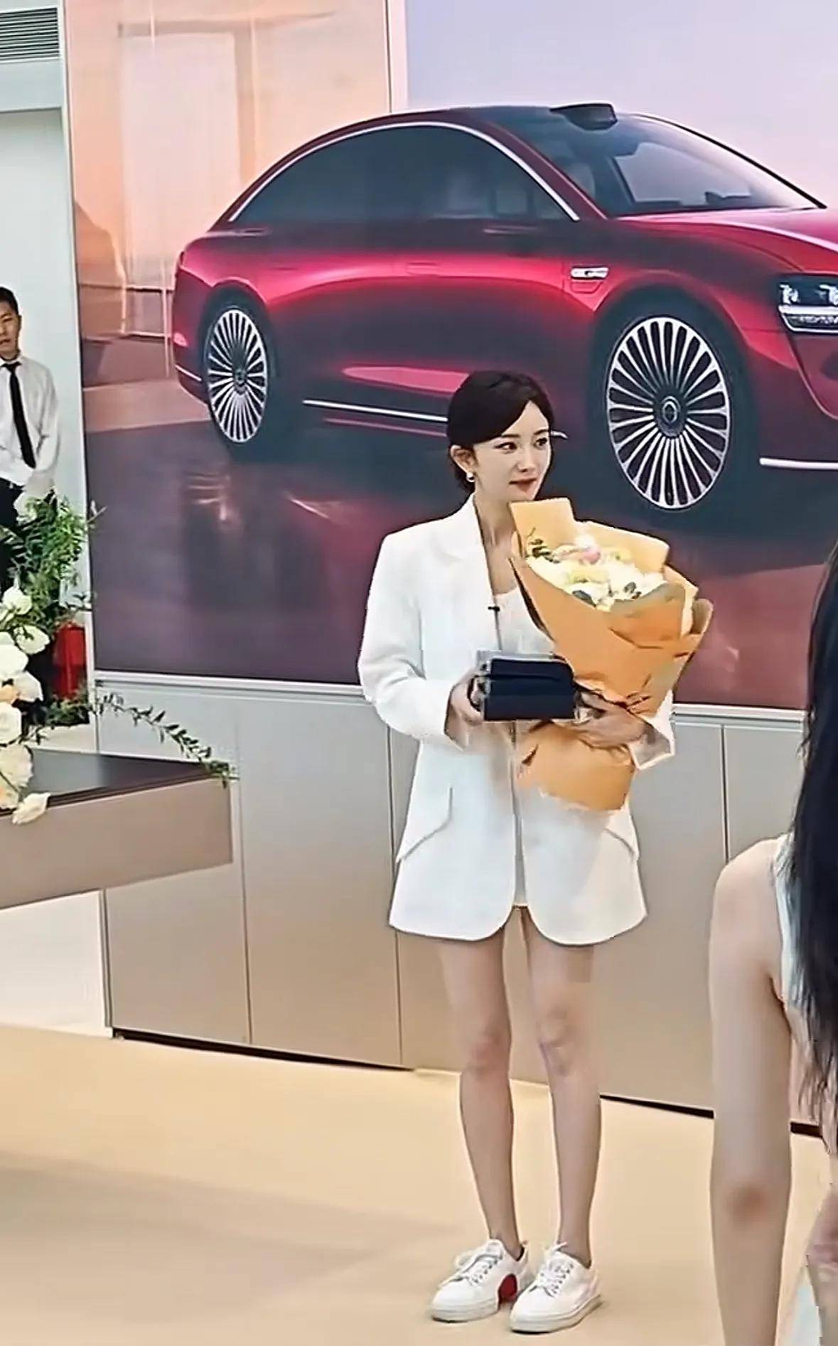 同时杨幂不戴口罩自然随性的状态以及耐心等待朋友的举动也为视频