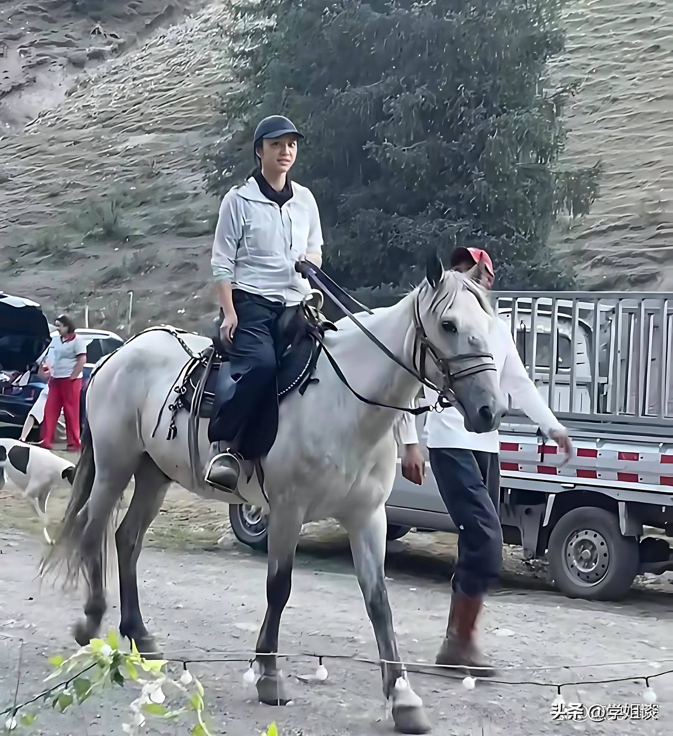 汤唯带家人新疆骑马,韩国丈夫朴实女儿萌,马背上汤唯英姿焕发