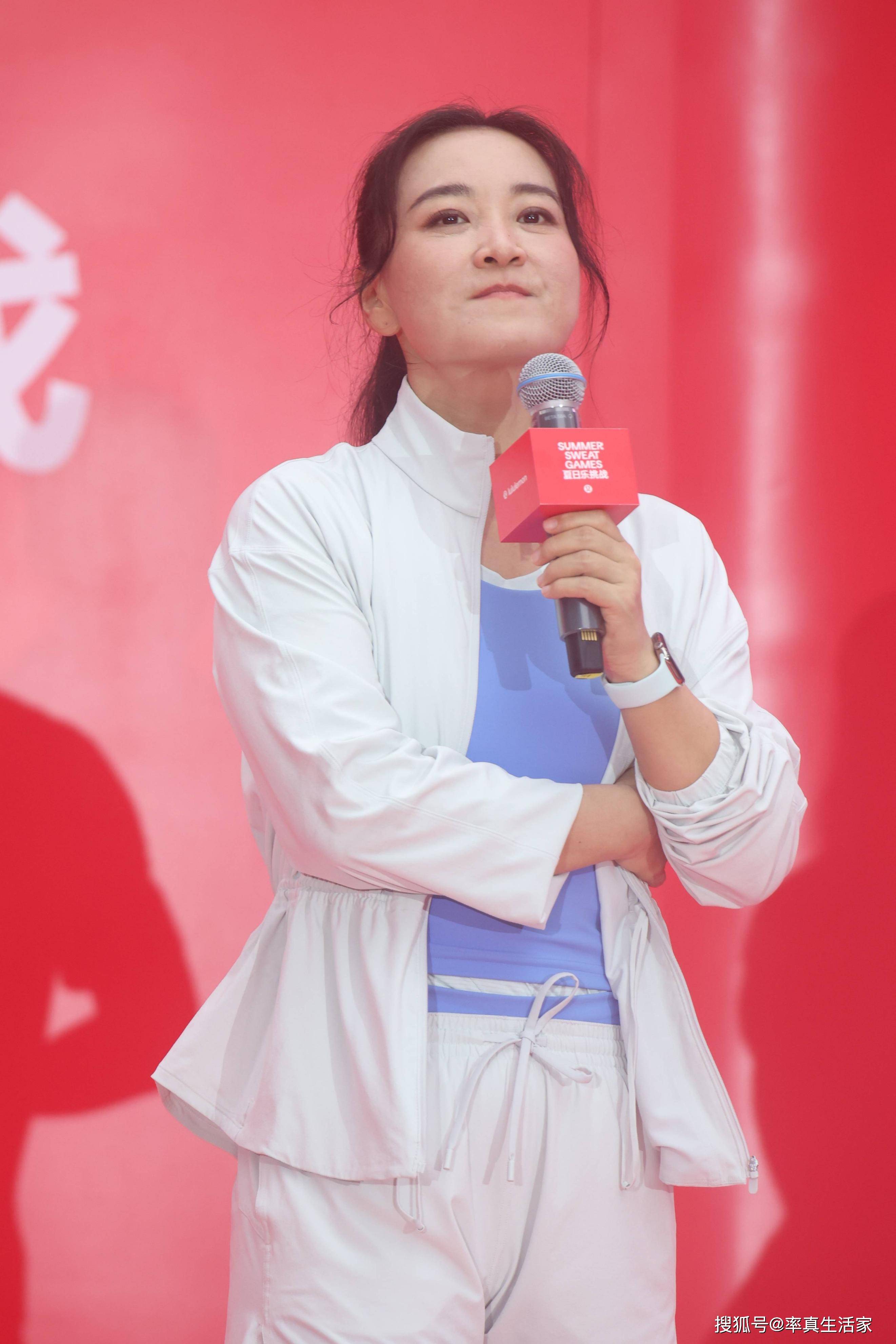 43岁贾玲罕见露面瘦成新样子梳高马尾活力十足笑起来俩梨涡讨喜