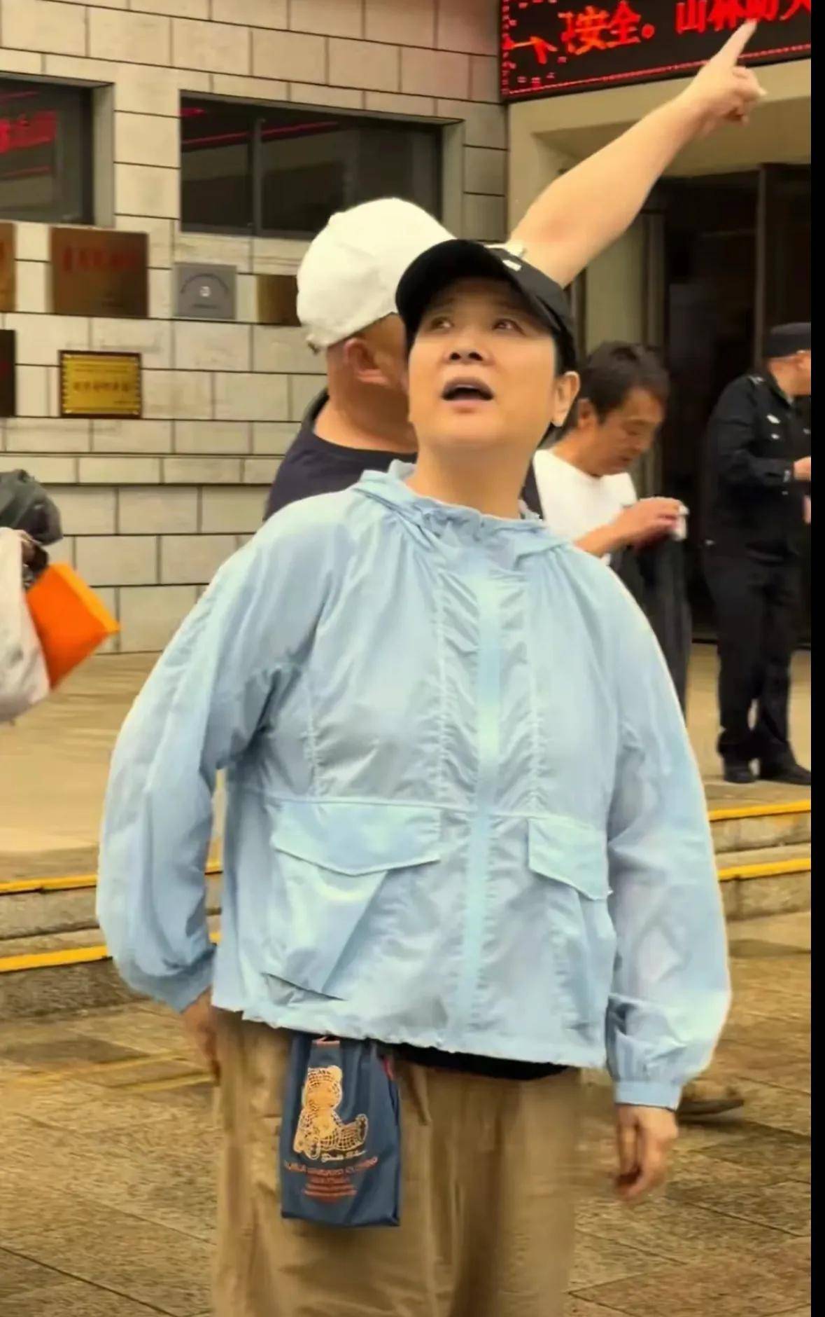 太白山偶遇陈小艺57岁素颜遛弯发福明显真成普通阿姨了