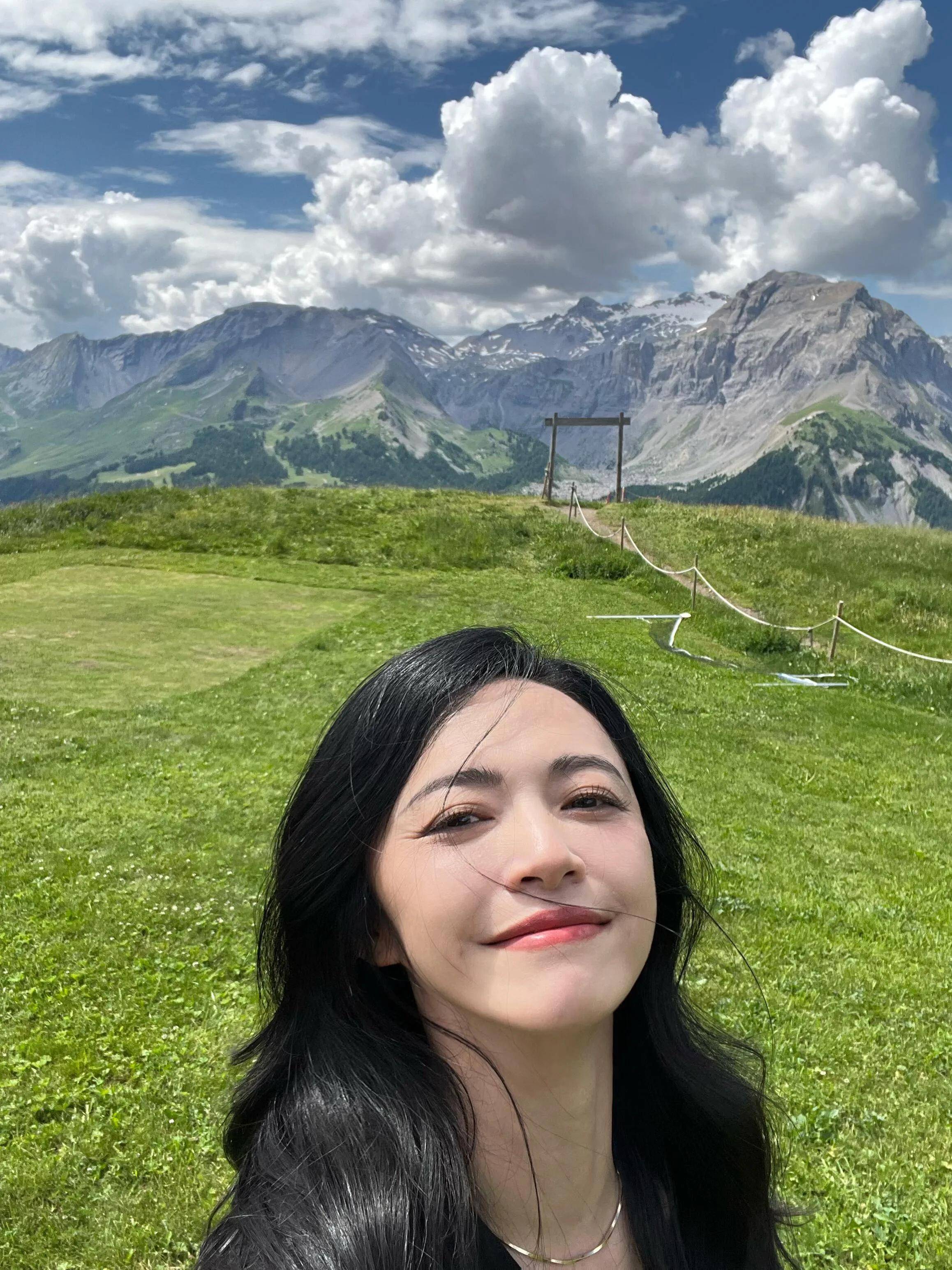 她笑的牙花都露出来了姚晨在阿尔卑斯山自拍眼角的皱纹很美