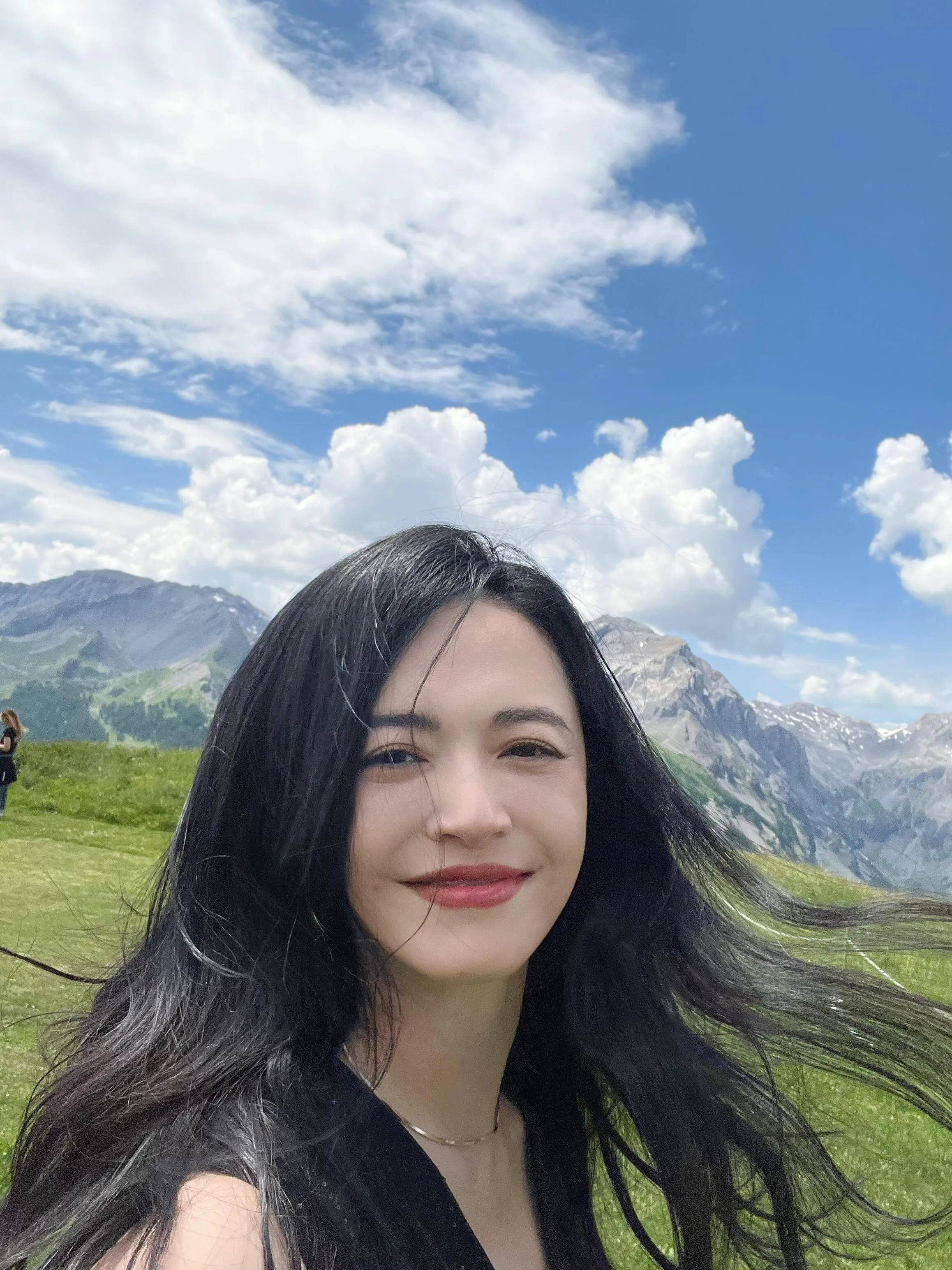 她笑的牙花都露出来了姚晨在阿尔卑斯山自拍眼角的皱纹很美