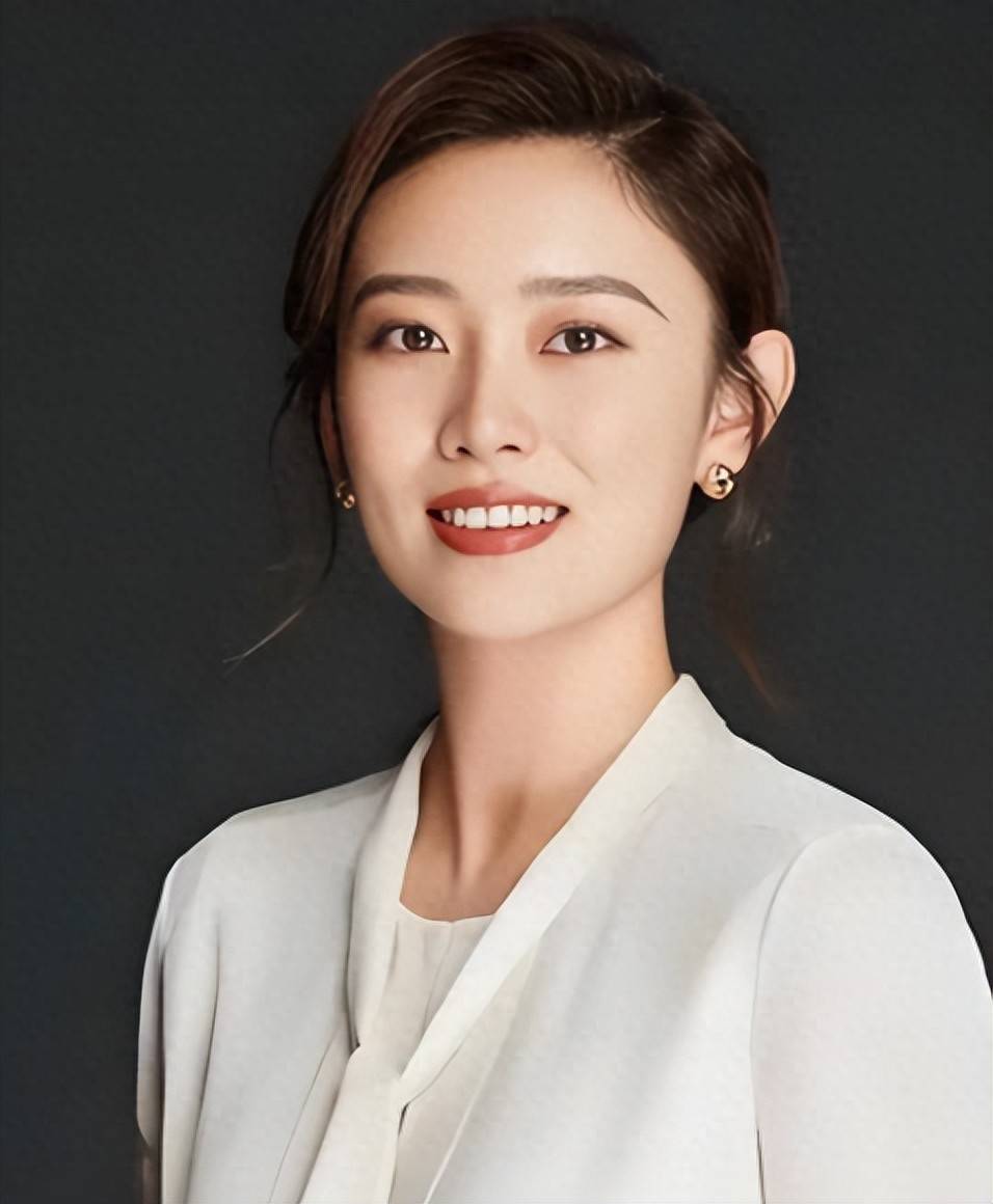 央视主持人李七月,不再被重用,38岁的她已经找到了自己的路