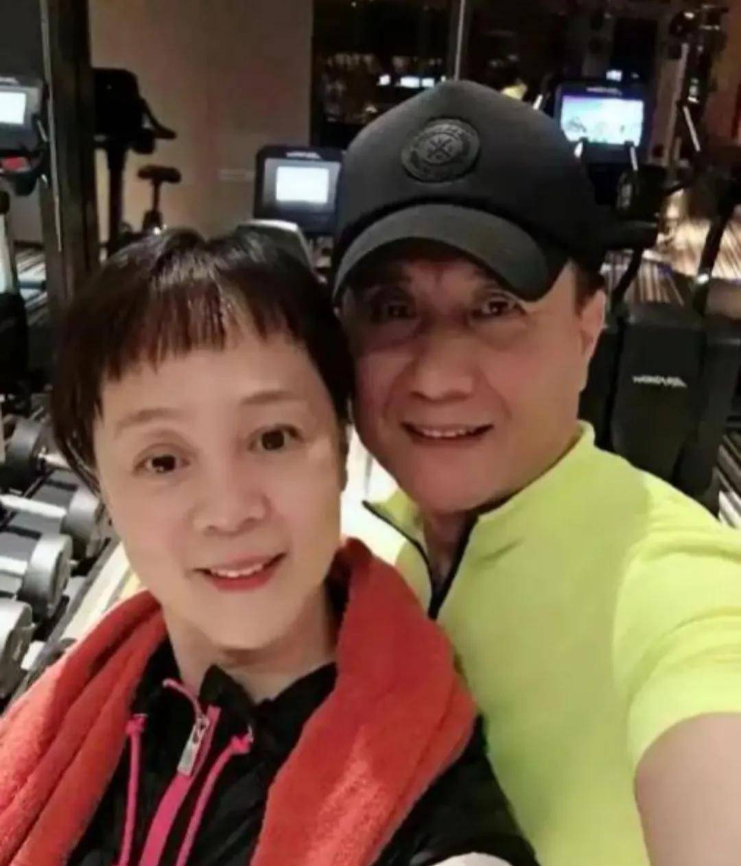 70岁张志坚带着家人在湖北旅游,其69岁的妻子张萍气质高雅,难得露面!