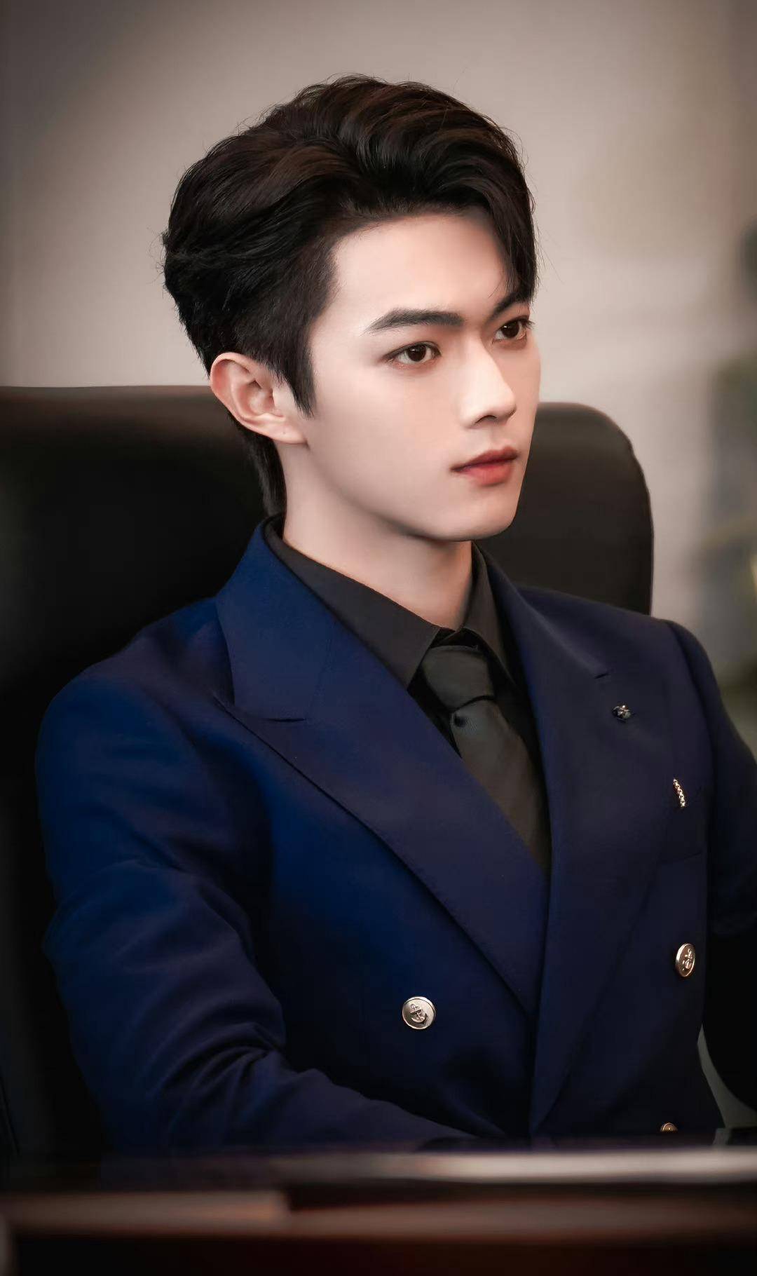 西装大长腿男神许凯网友这是要引领新潮流吗