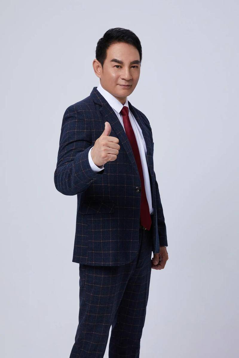 周浩东:从歌手到演员,给姑父买房,现在59岁依旧帅气