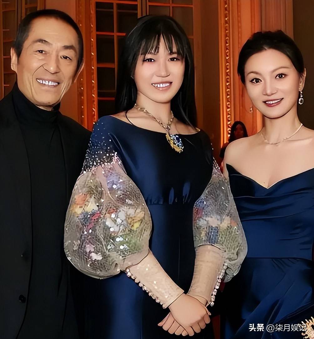 张艺谋74岁衰老佝偻,陈婷43岁愈发娇艳
