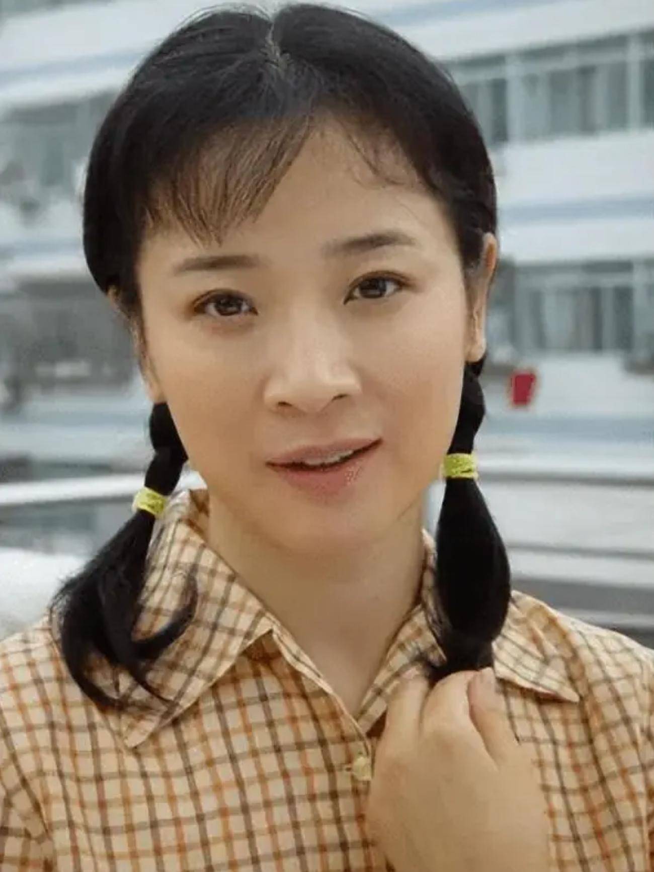 57岁陈小艺出现在太白山身形发福似大妈素颜疲态尽显显老感