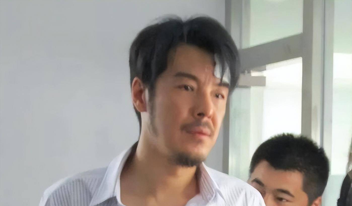 虽然前方的路途还未可知,但是年轻的海一天眼中闪烁着坚定的光芒,他