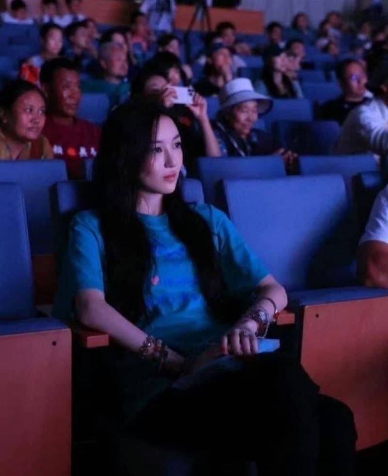 王菲小女儿李嫣十九岁近照曝光 样貌气质惊艳网友