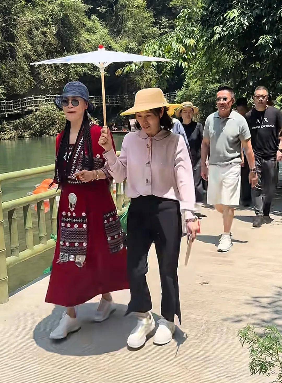 69岁张志坚和老婆泛舟游湖,两人气场都好强,圈外老婆温柔又秀气