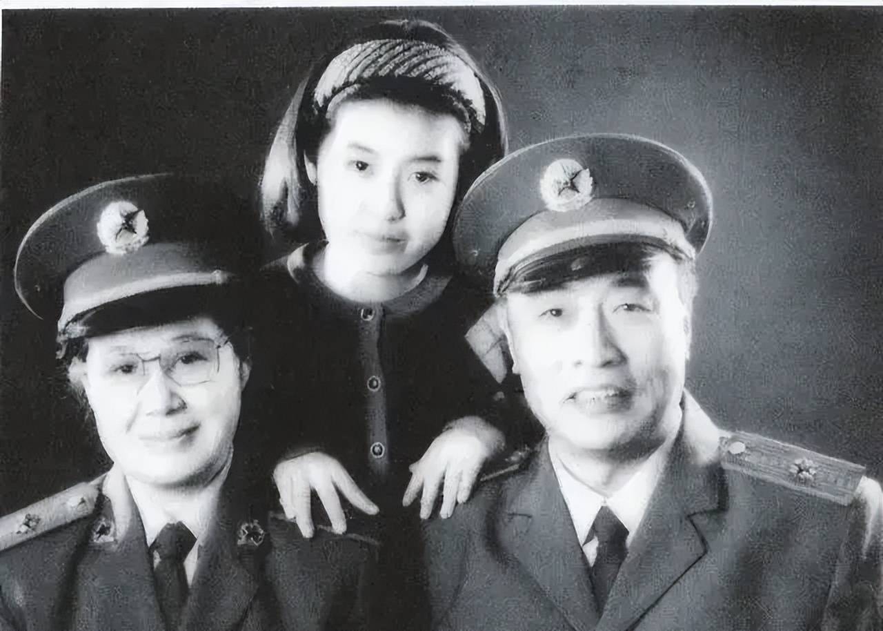 王伍福:娶了初恋妻子,婚后生一女,结婚47年依然恩爱如初