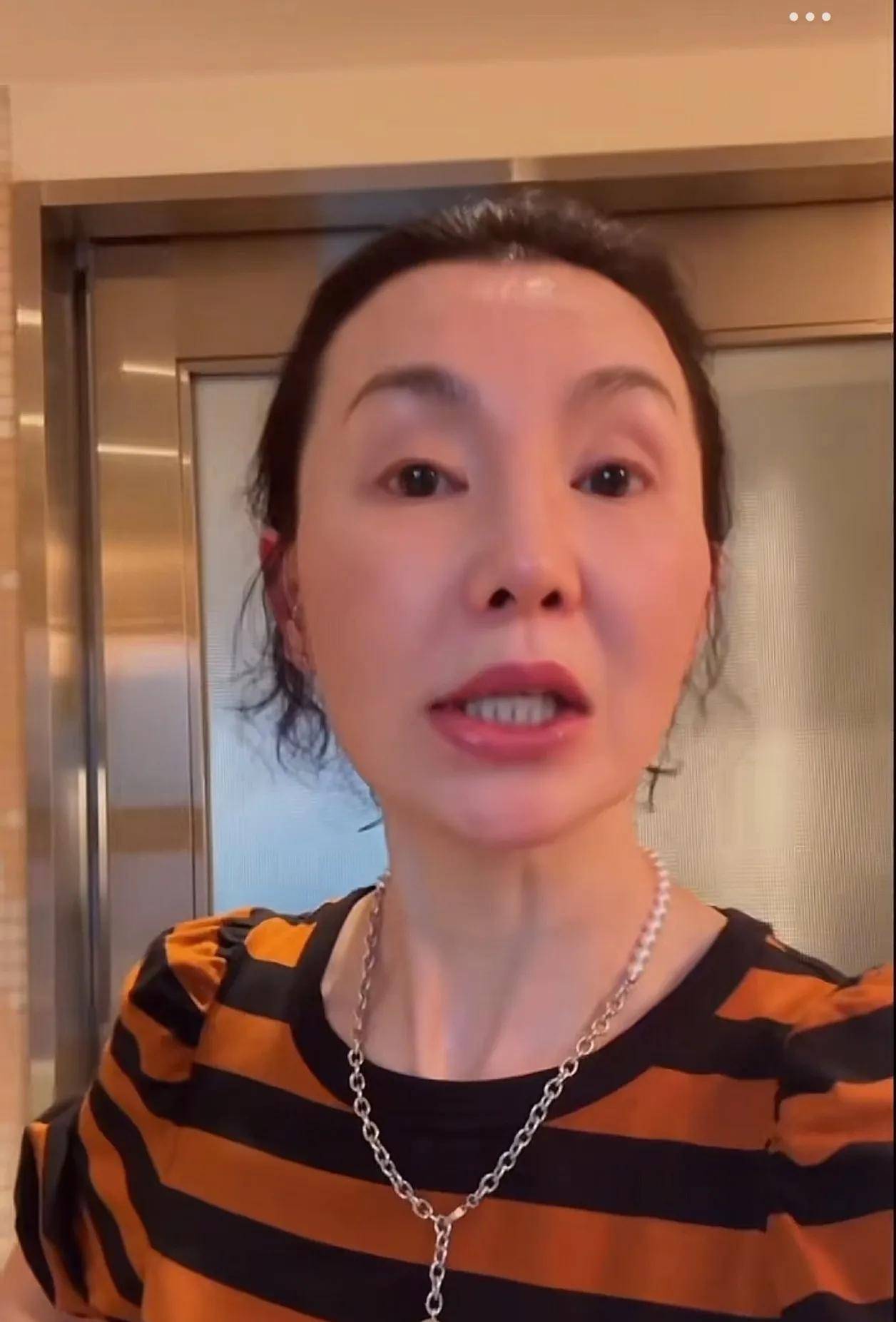 现代医美机构可能会指出张曼玉的颧骨略高,下巴短小,然而这样的评判并