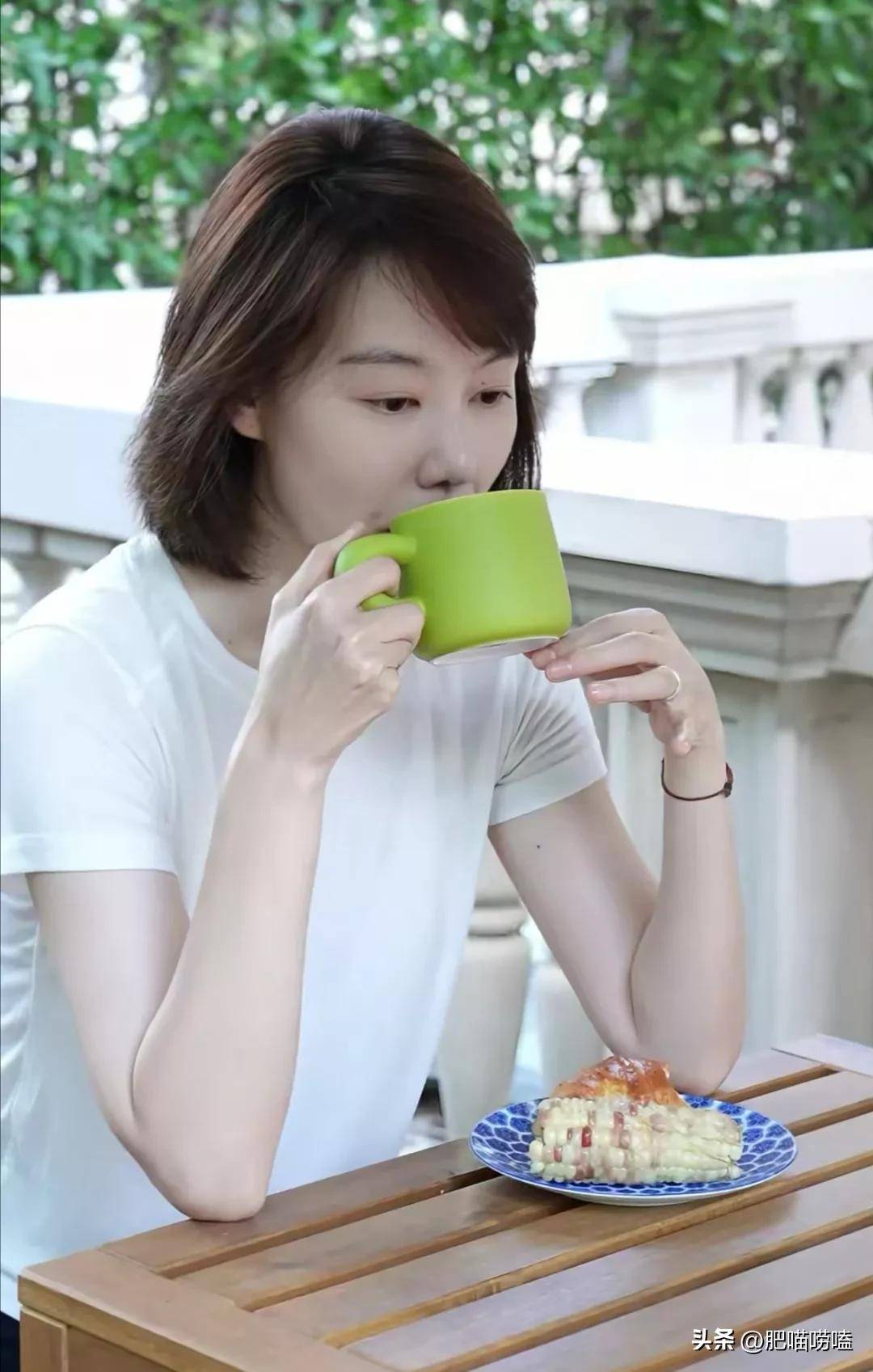 42岁主持人王冠晒日常,曝光别墅豪宅,她用一个500元的杯子喝水