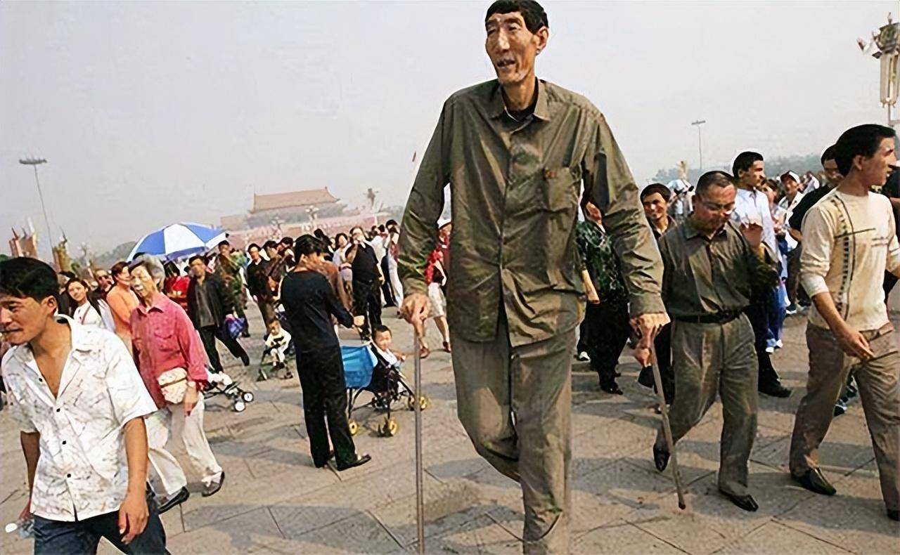 身高2米36的"巨人"鲍喜顺,56岁娶28岁娇妻,婚后生活如何?