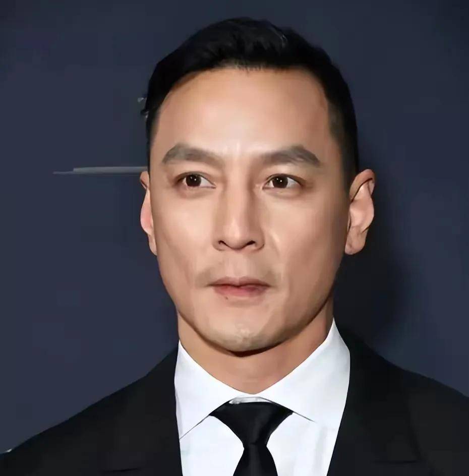 帅到爆炸!50岁吴彦祖胡子一刮,颜值归位,果然是公认的初代男神