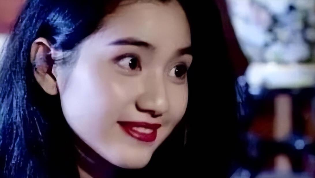 洪欣年轻时有多美?曾经仅解开上衣俩扣子,对面的人就睁大了眼睛