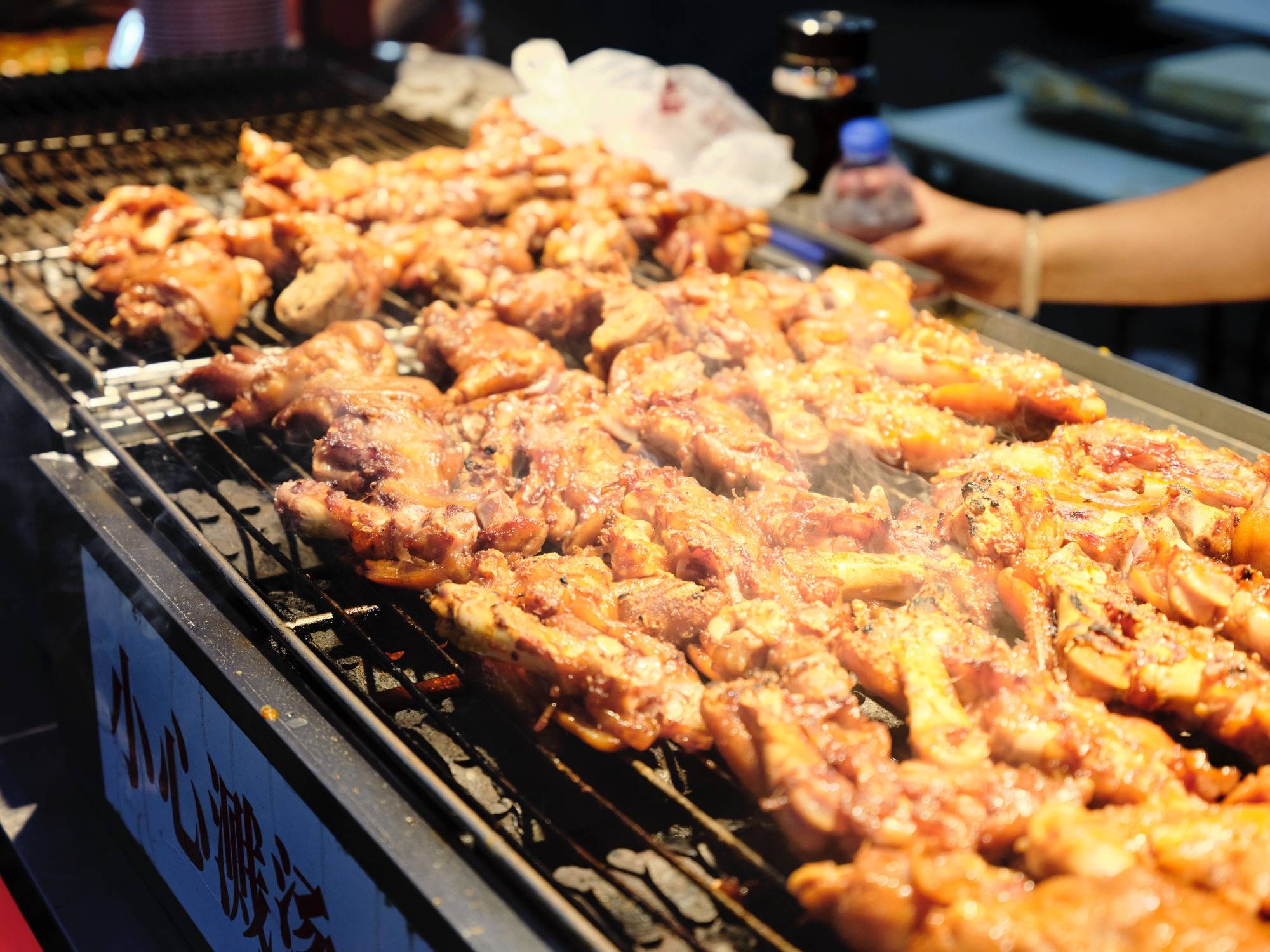 辽宁锦州凌河夜市，全长超过一公里，在烧烤之城体验美食文化 