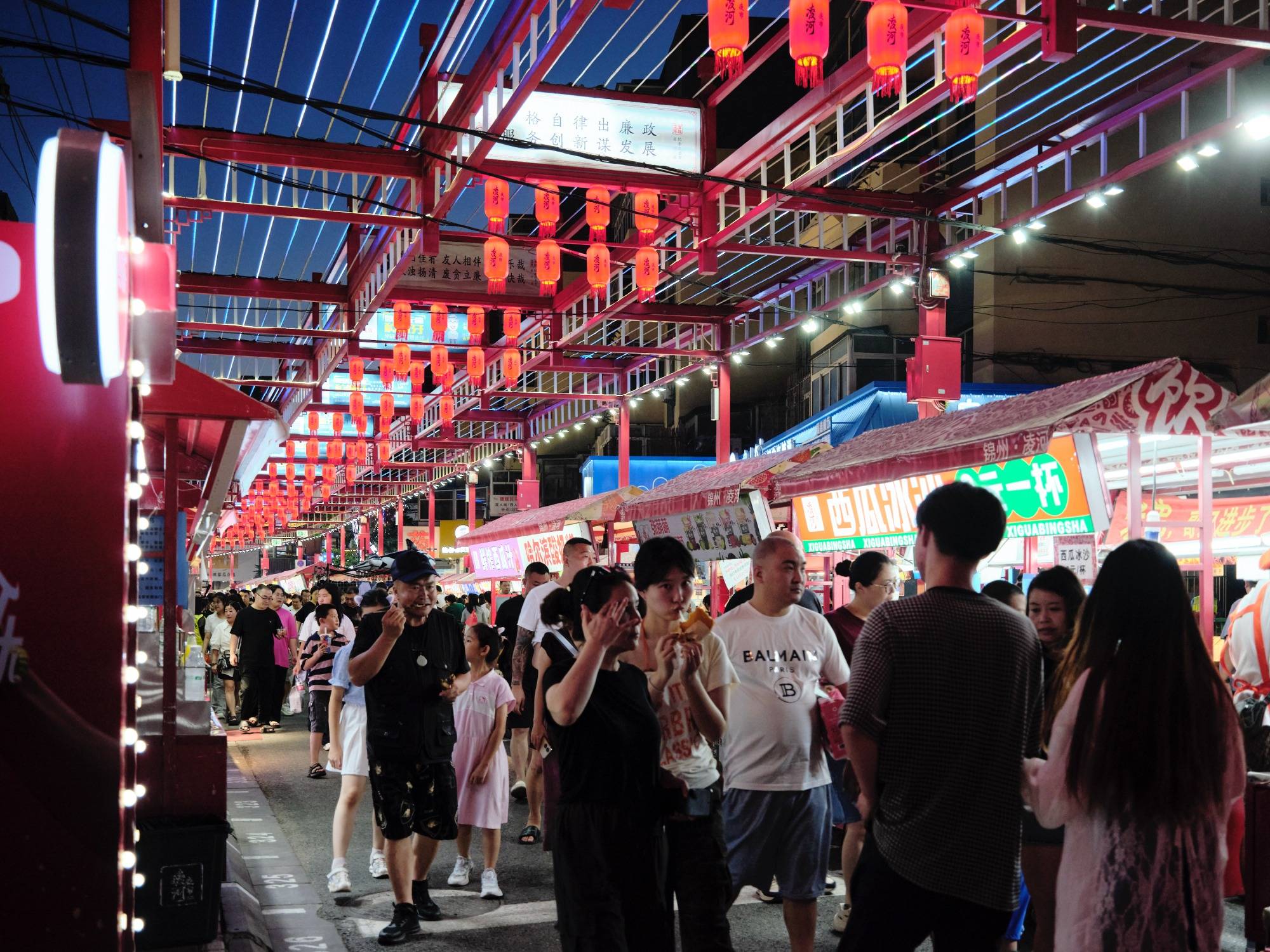 辽宁锦州凌河夜市，全长超过一公里，在烧烤之城体验美食文化 