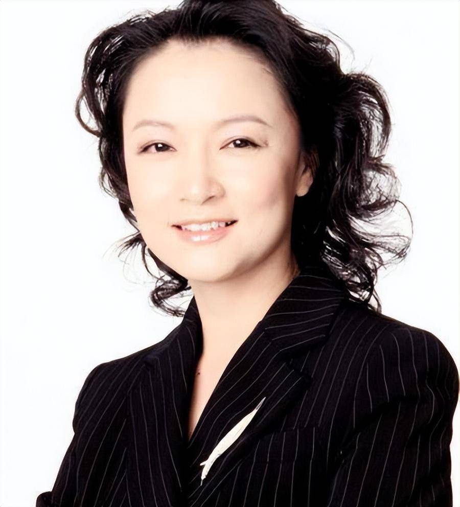 袁鸣的事业在巅峰时期,她是春节联欢晚会这样的国民级节目的主持人