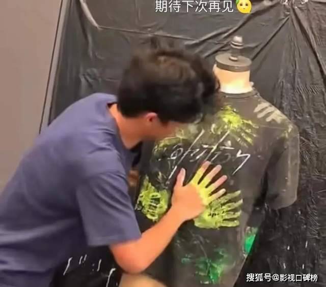 谢霆锋在杭州开演唱会,奚梦瑶夫妻到场,Lucas参与爸爸服装设计 谢霆锋在杭州开演唱会,奚梦瑶夫妻到场,Lucas参与爸爸服装设计