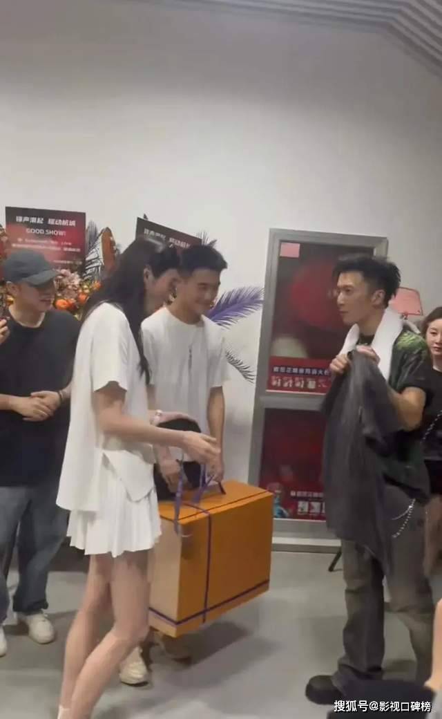 谢霆锋在杭州开演唱会,奚梦瑶夫妻到场,Lucas参与爸爸服装设计 谢霆锋在杭州开演唱会,奚梦瑶夫妻到场,Lucas参与爸爸服装设计