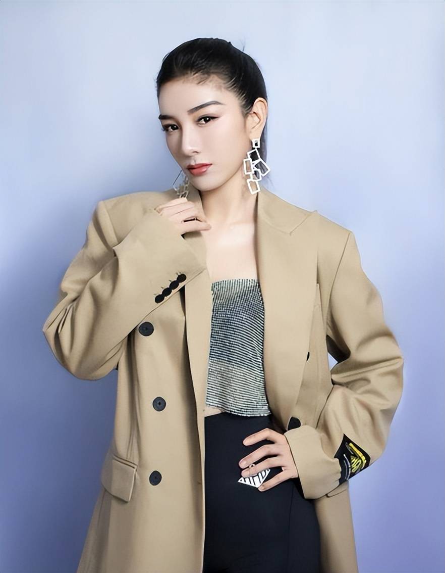嘴比手快,黄奕嘲讽网友,喊话前夫贩毒与女儿无关,遭抵制破防了