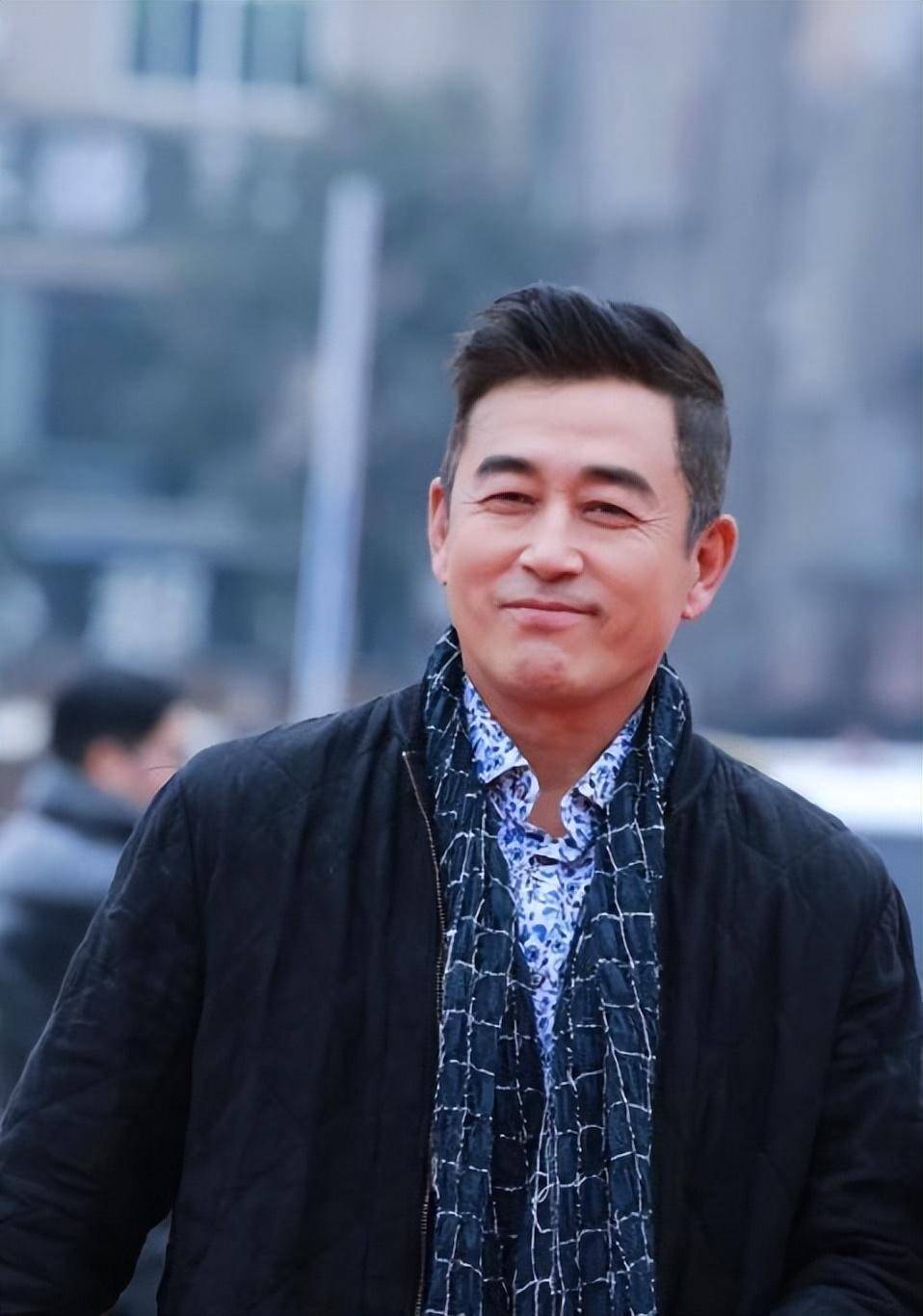 演员王志飞:愧对聋哑父母,骂前妻儿子没出息,将现任女儿宠成宝