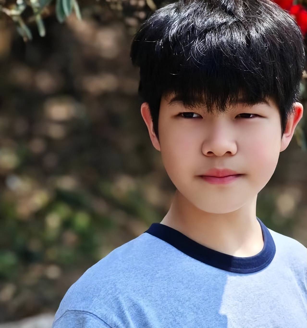 胡可庆大儿子满13岁,安吉啃小手指好可爱,被爸妈弟弟夹吻变团宠